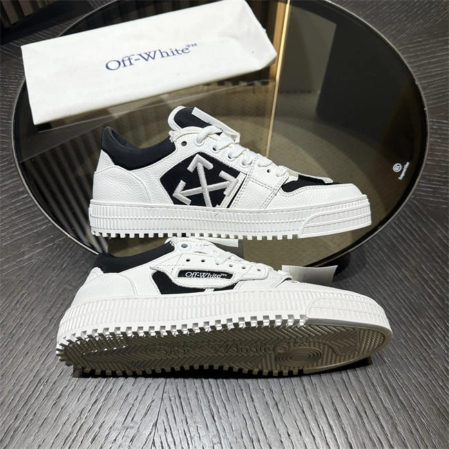 Durable Off-White Sneaker 3103